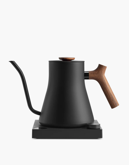 Stagg EKG Pro, Matte Black + Walnut Handle, 0.9L - CA Händlerportal
